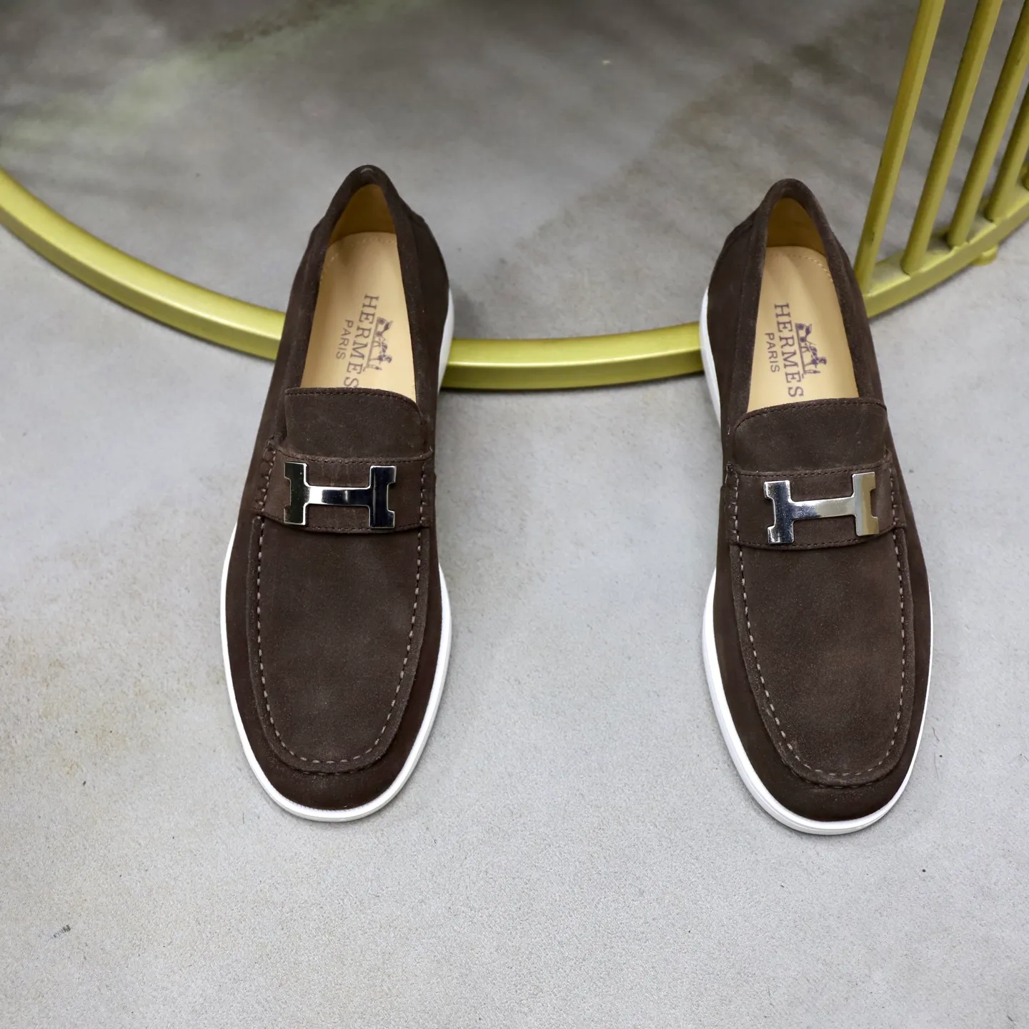 Ex-factory price: 540💰Hermès/Hermès slip-on men's shoes. This shoe is made of imported cow suede leather, with simple and smooth lines, and a 3CM rubber foam ultra-light sole combined with aerodynamic design! Youthful and fashionable, H button decoration, contrasting leather embellishment on the heel, calf lining to gently wrap your feet, with embossed logo cowhide feet, leather rock strips, casual and urban style, highlighting youthful vitality, sports and leisure version, super versatile Size number: 38-39-40-41-42-43-44 Standard leather shoe size (45 can be customized but does not support returns)